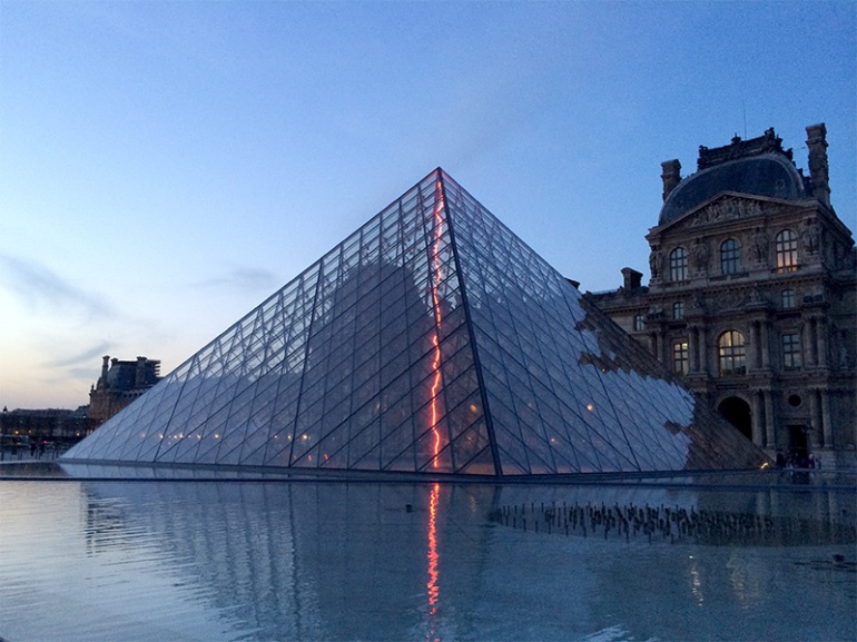 pyramide-louvre-sublimee-lumiere-2